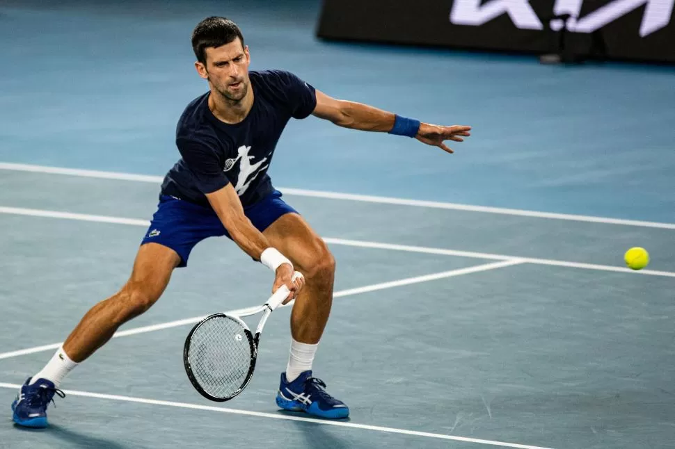 LEJOS DE LA CANCHA. “Nole” Djokovic fue incluido en el sorteo, pero nadie apuesta a que juegue. 