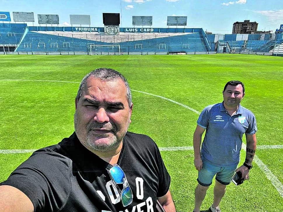 SELFIE. “Chila” se fotografió junto a Gabriel Díaz (colaborador de Atlético) en el José Fierro. El arquero también conoció Yerba Buena y varios puntos de Capital. 