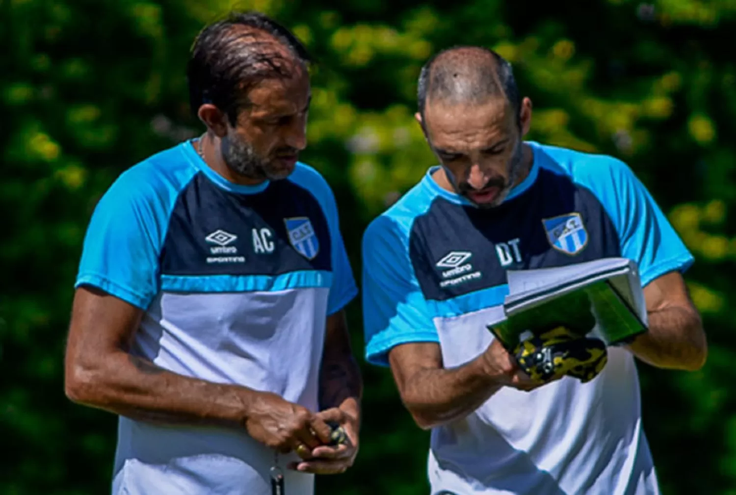 MUCHO TRABAJO. Azconzábal buscará que el equipo llegué de la mejor forma al torneo. FOTO PRENSA DE ATLÉTICO