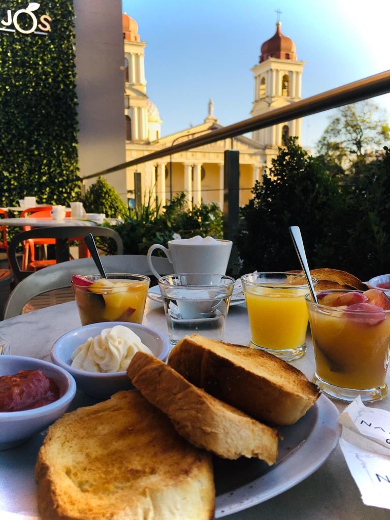 EXPERIENCIA ÚNICA. El exclusivo balcón, frente a plaza Independencia, es el lugar ideal para degustar una amplia variedad de tragos y bocadillos.  