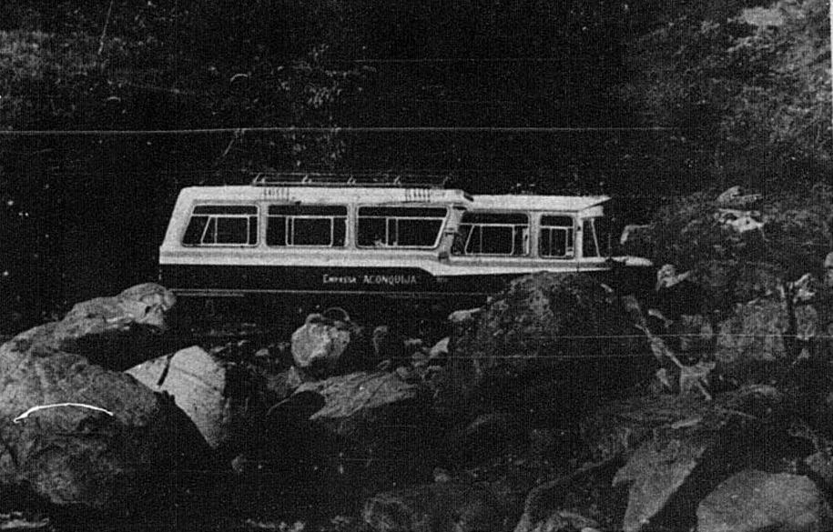 ENORME ESFUERZO. Una unidad de la empresa Aconquija pasa por uno de los cortes que se produjo en la ruta 307.