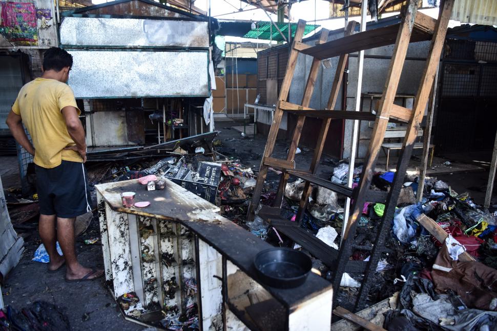 DAÑOS. Los locales más alejados al incendio volvieron a trabajar.