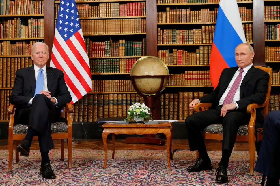 TENSA CALMA. Biden y Putin encabezan las negociaciones. reuters (archivo)