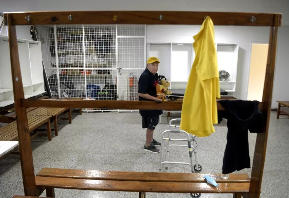 MOMENTOS. En el vestuario de Lawn Tennis con el “Gallo” Cabrera, uno de sus peluches.  la gaceta / fotos de franco vera