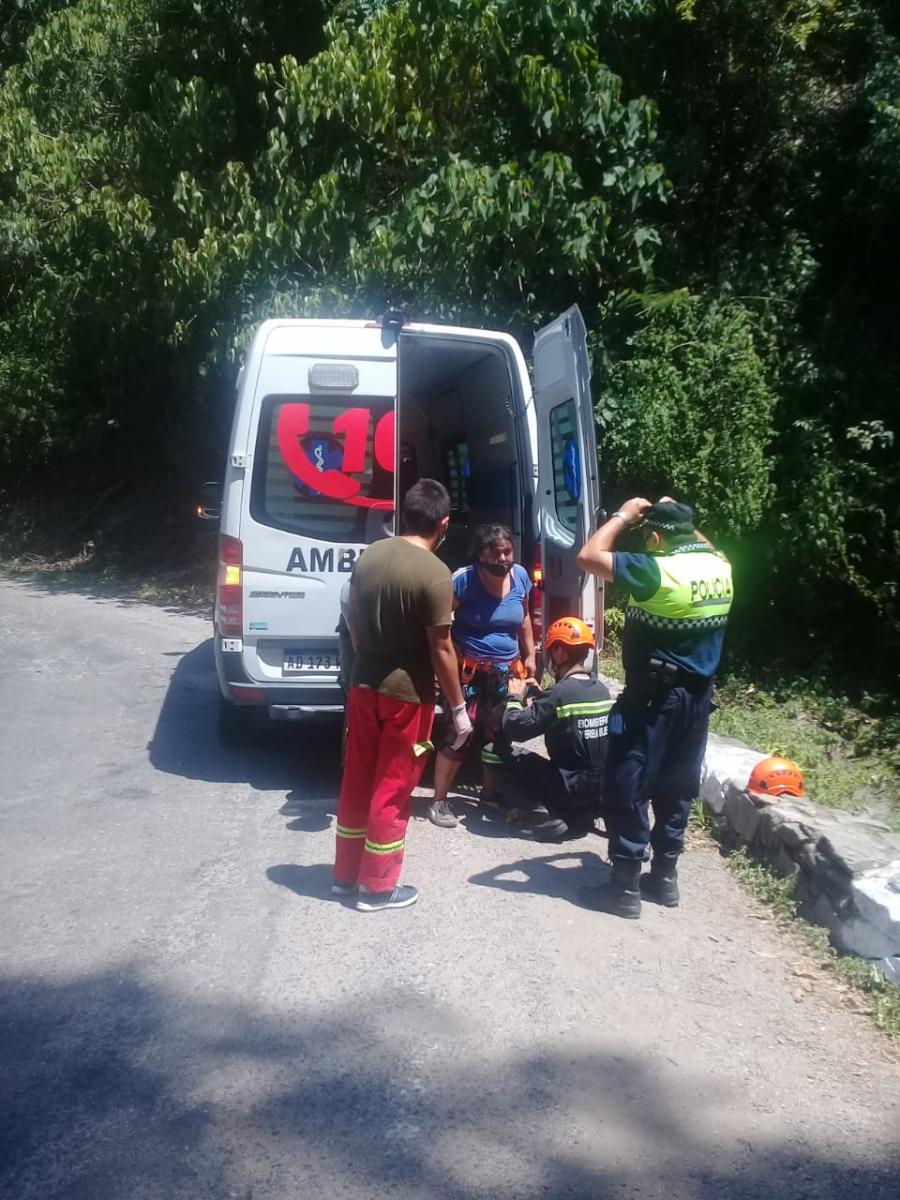 Rescatan a un hombre y una mujer que quedaron atrapados en el cerro San Javier 