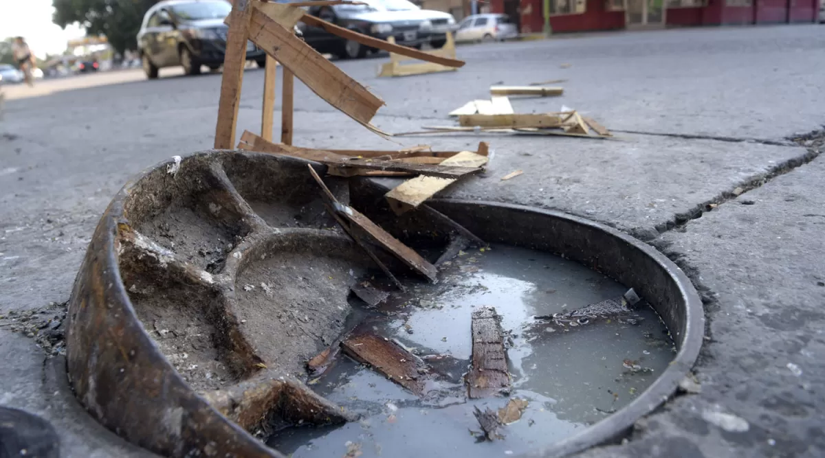 EN VILLA LUJÁN. Una tapa puede convertirse en un dolor de cabeza para los conductores.