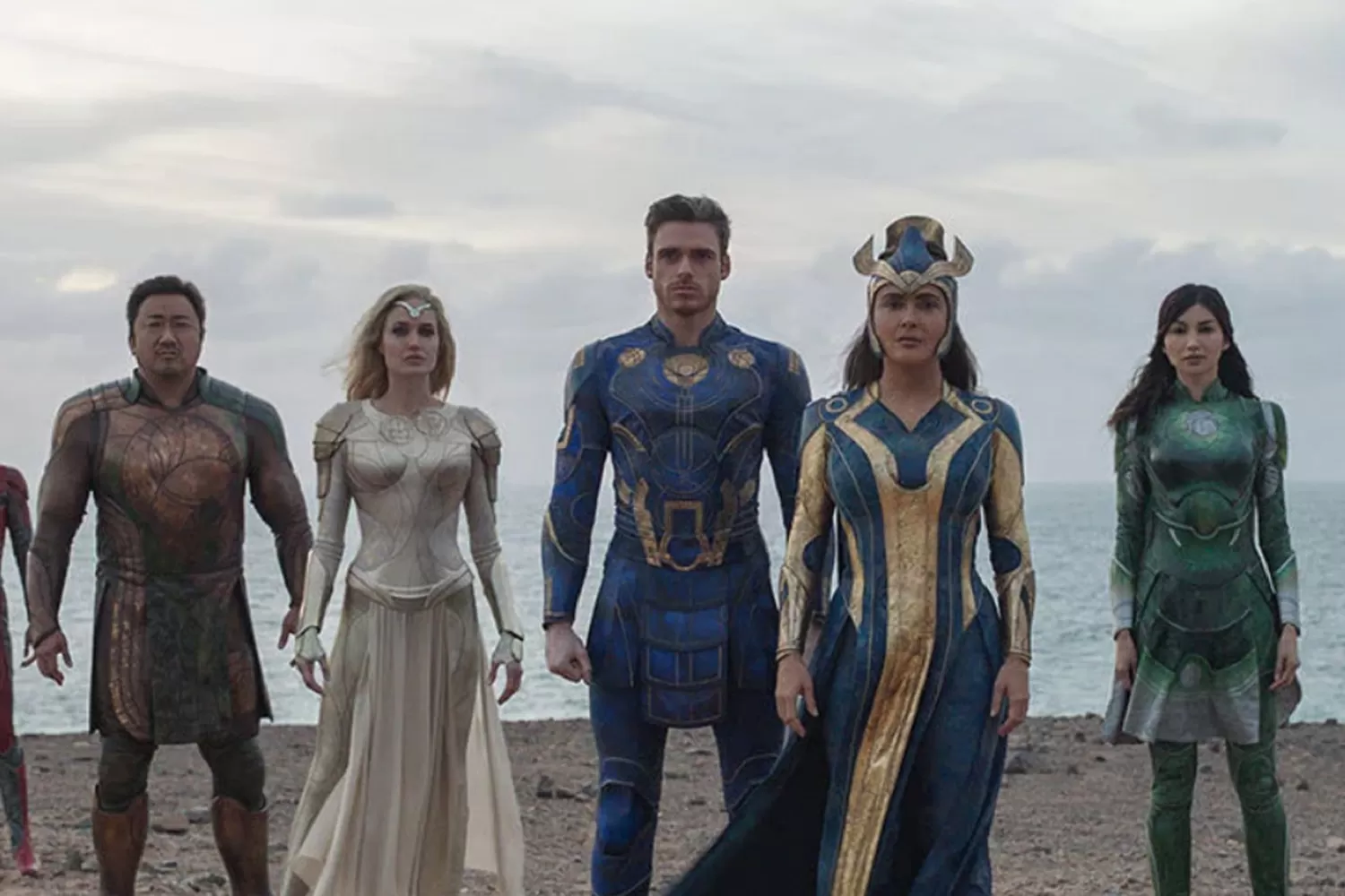 “ETERNALS”. Una raza inmortal de superhéroes que vivió en secreto en el planeta se ve obligada a abandonar las sombras. Es una aventura con un estilo diferente a las demás del género, dirigida por una ganadora del Oscar.