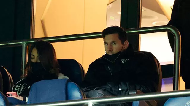 ESPECTADOR. Lionel Messi junto con su esposa, Antonella Rocuzzo, siguiendo a PSG desde el palco. 