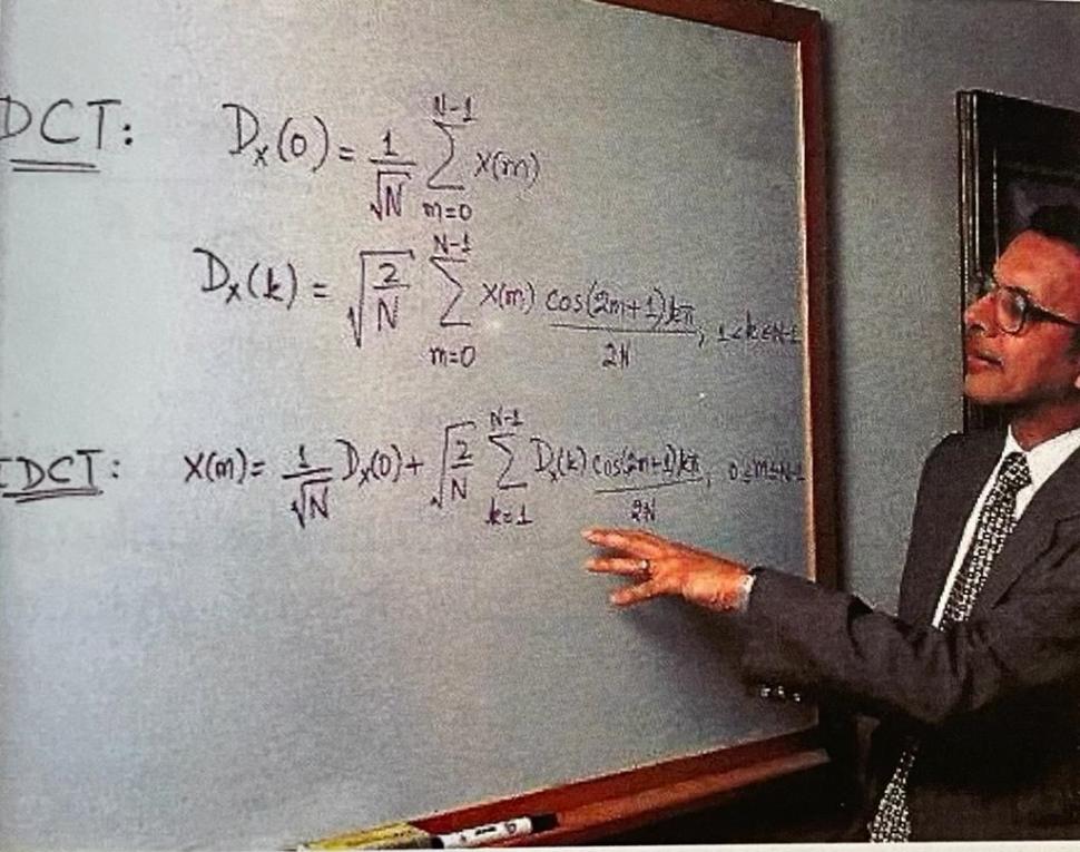 EL ALGORITMO. El profesor Ahmed explica su fórmula para comprimir archivos digitales denominada DCT.  