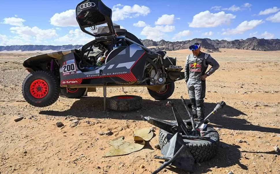 ¿ESTO HICE YO? Séphane Petehansel contempla absorto cómo se desprendió una rueda de su Audi eléctrico.