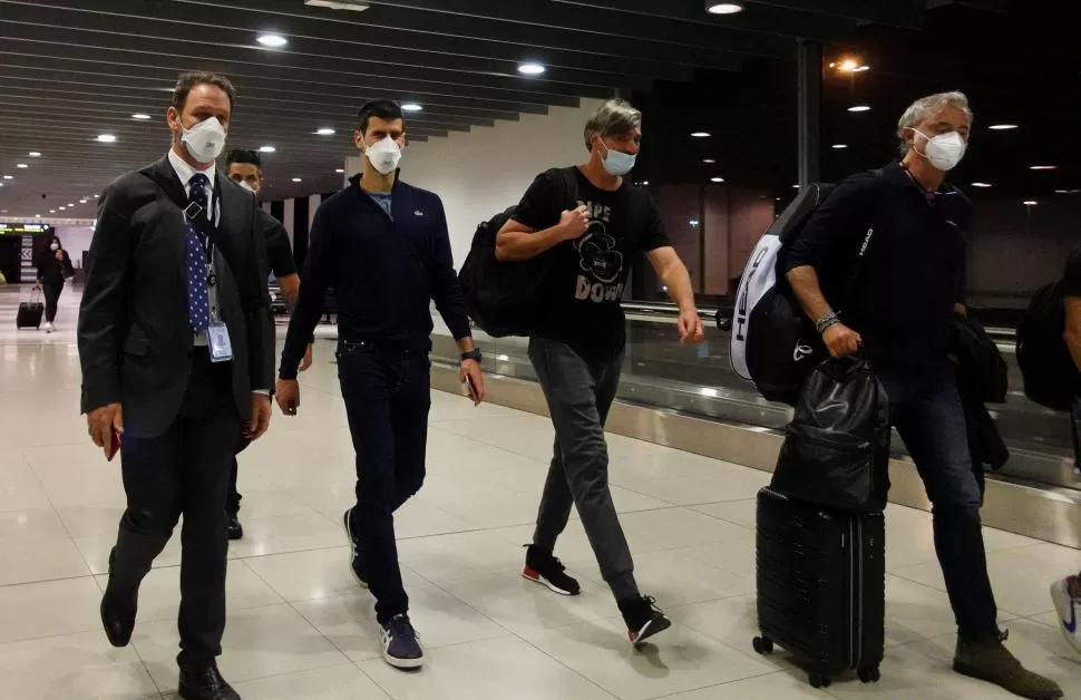 SE VA. “Nole” y sus colaboradores en el aeropuerto de Melbourne, donde tomaron un vuelo con destino a Dubai. 