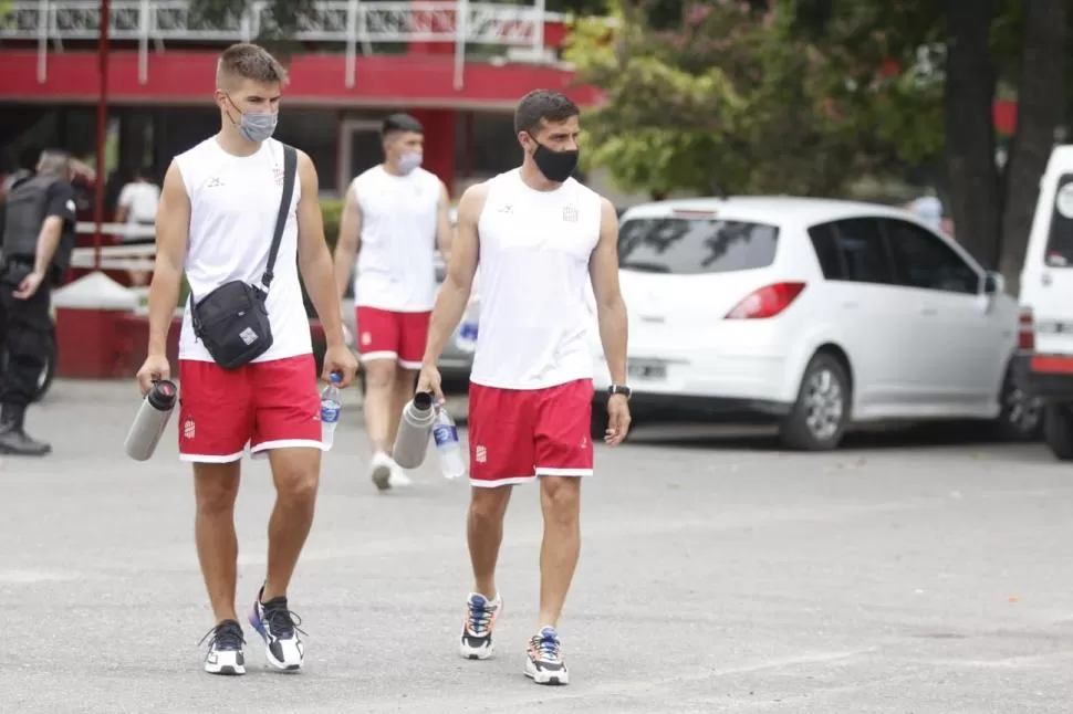 INICIÓ EL RECORRIDO. Ayer por la tarde, el “Santo” emprendió el viaje a Salta, desde el complejo “Natalio Mirkin”. Allí completará la pretemporada y jugará amistosos. Prensa casm / Alejandro Cruz