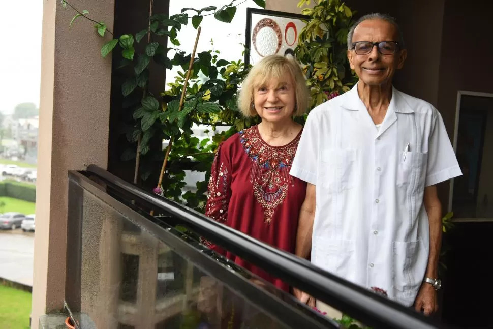 UN MATRIMONIO CÉLEBRE. Socorro Esther del Valle Pariente, “Queli”, y Nasir Ahmed en el balcón de su departamento próximo a la avenida Perón. la gaceta / foto de diego aráoz