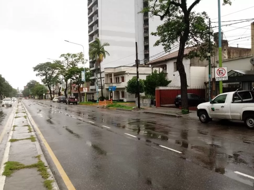 FRENTE A LA MATERNIDAD. La transitada cuadra de avenida Mate de Luna al 1500, donde Gonzalo y Marcos Montenegro fueron apuñalados. 