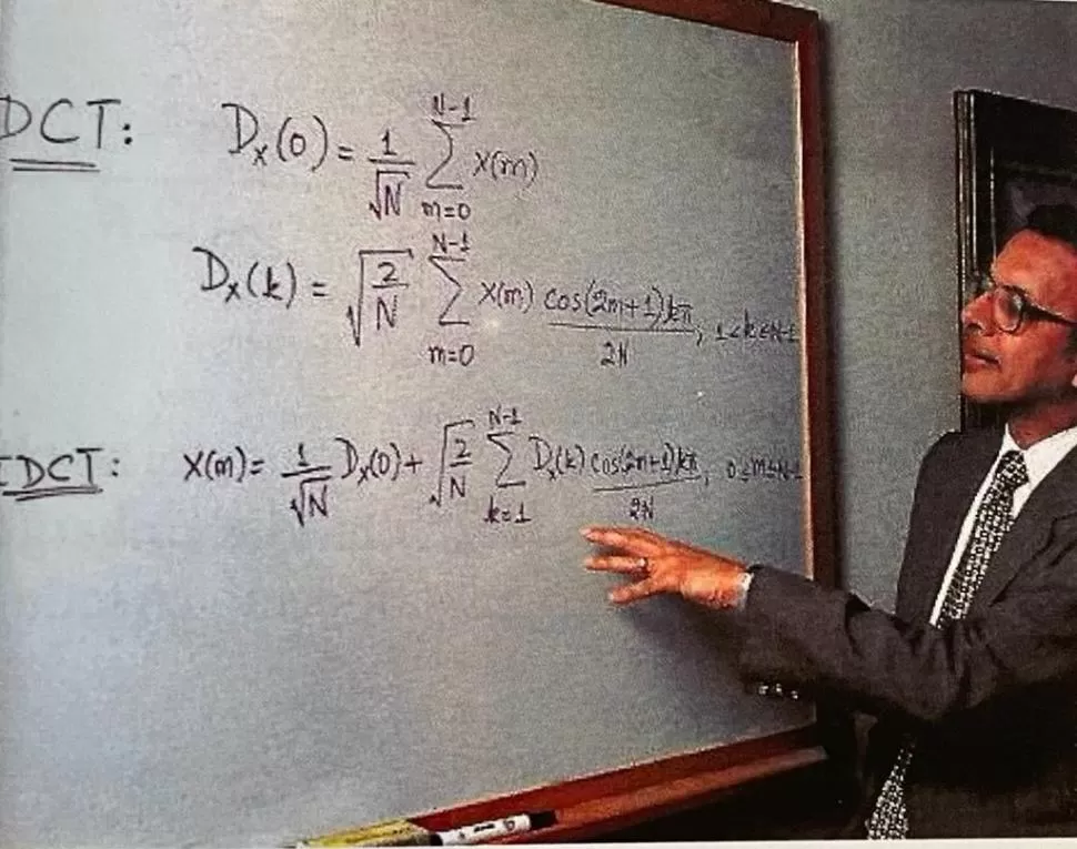 EL ALGORITMO. El profesor Ahmed explica su fórmula para comprimir archivos digitales denominada DCT.  