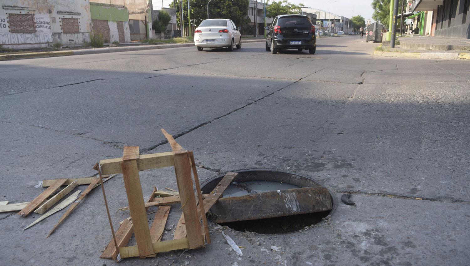  CASI UNA TRAMPA MORTAL. Las tapas mal colocadas, como la que se encuentra en la transitada intersección de la avenida Ejercito del Norte y Don Bosco, constituyen un peligro latente para automovilistas y motocilistas. De noche no se ve puede provocar accidentes con consecuencias serias.