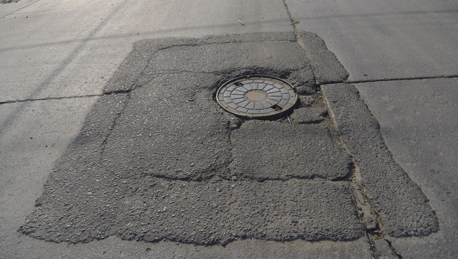 PARCHE SOBRE PARCHE. La boca de registro de San Juan al 2.700 muestra varias capas de asfalto. 