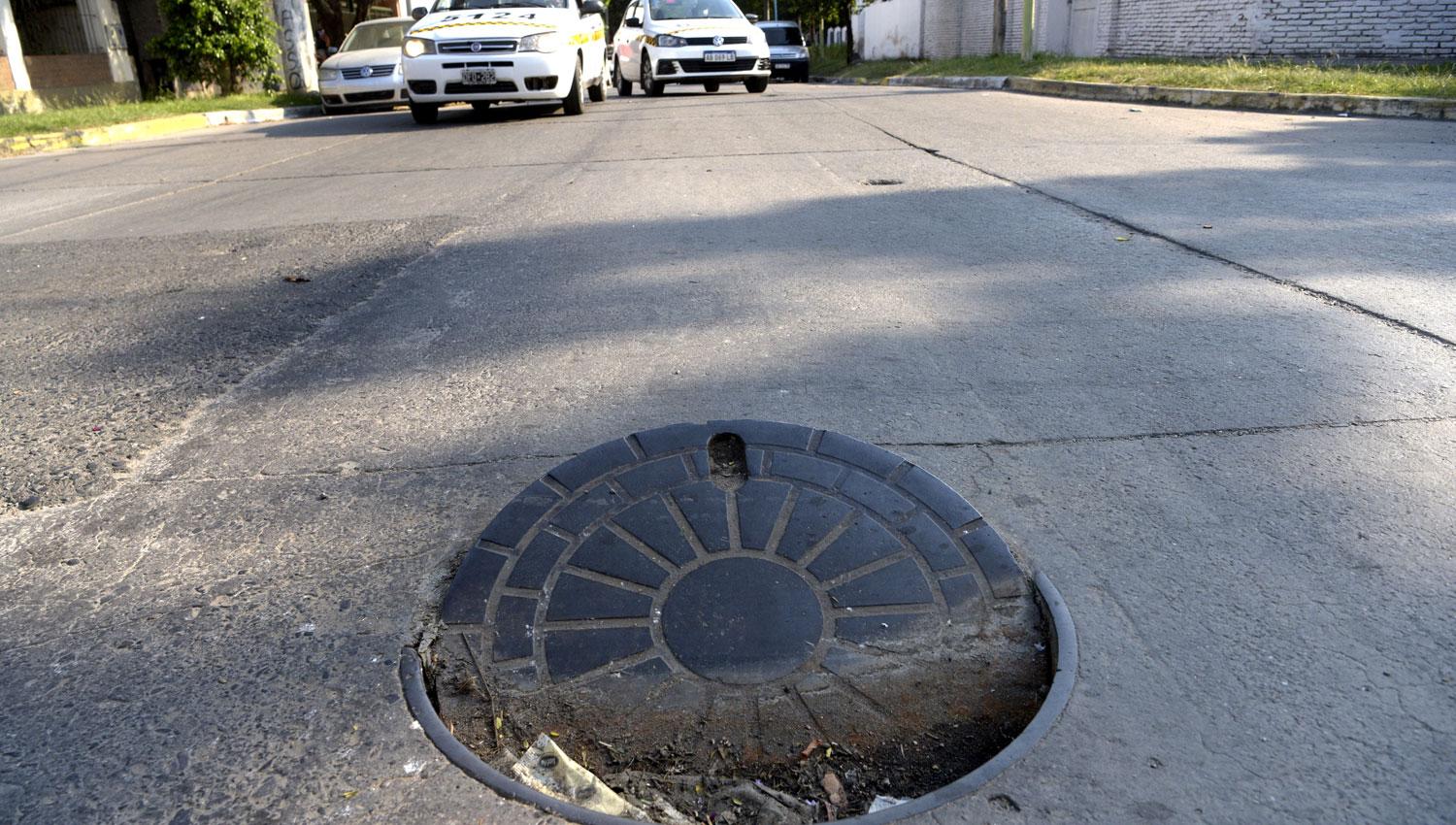 PELIGRO PARA EL TREN DELANTERO. En San Juan al 2.400, las tapas mal colocadas de los drenajes en las calles representan un riesgo  para los automóviles y motocicletas que recorren a diario la  ciudad.
