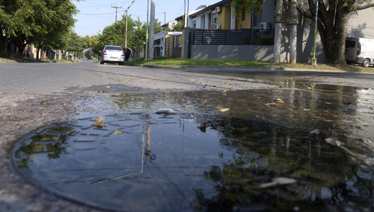 ESCENARIO COMÚN. En San Juan al 4.200 los líquidos cloacales rebalsan las tapas de alcantarilla provocando anegamientos en las esquinas.