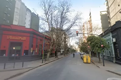 Rompieron las ventanas e intentaron robar una conocida pizzería