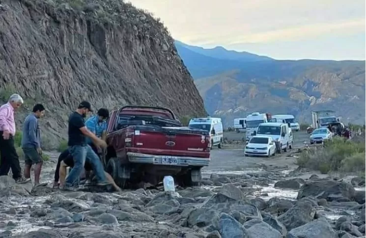 Por desmoronamientos de cerros, hay corte de ruta en el camino de los valles 