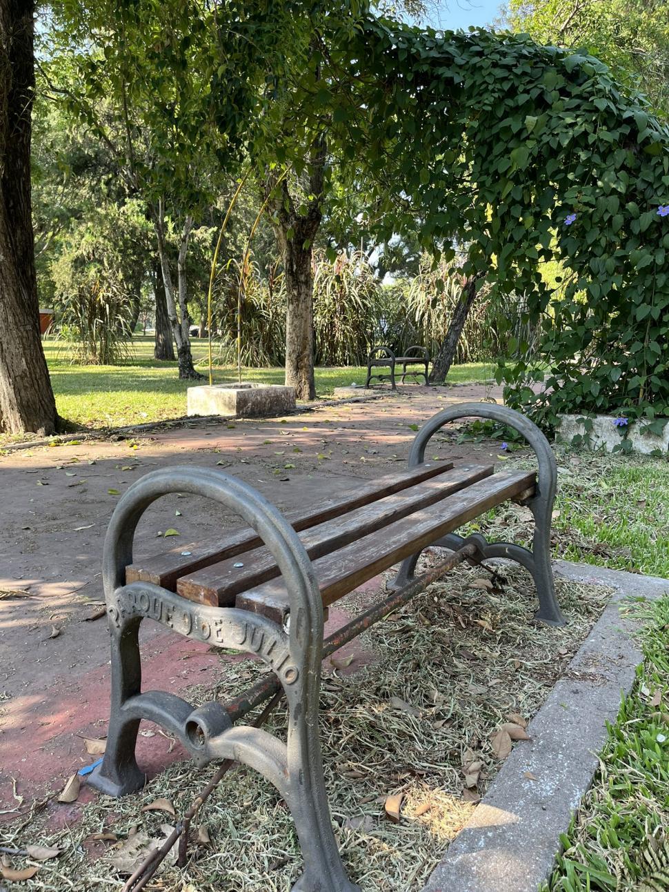 Bancos de hierro y madera.