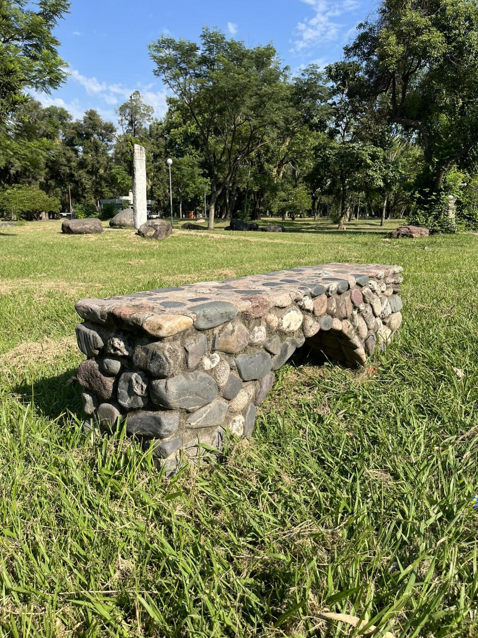 “DE PIEDRAS”. Este asiento tiene un hueco que lo asimila a un pequeño puente. 