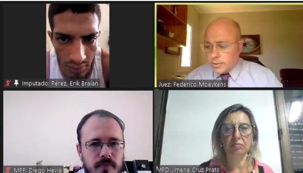 TODAS LAS PARTES PRESENTES. El imputado Erik Pérez, el juez Federico Moeykens, el auxiliar fiscal Diego Hevia y la defensora oficial Jimena Cruz Prats durante la audiencia de ayer que se desarrolló por Zoom.  