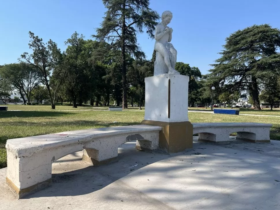 “BANCOS BAJO LA ATENTA MIRADA DE ALGUIEN”. El tuitero Marcos Arias llamó así a estos asientos colocados a “la vista” de una escultura central. fotos de Marcos arias