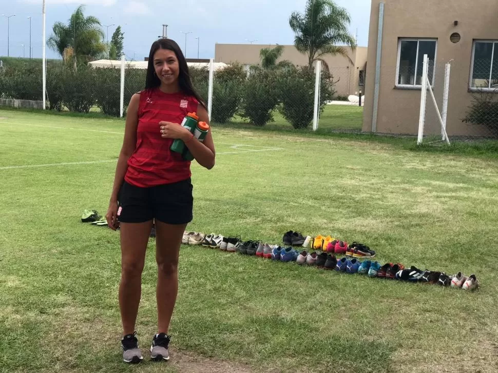 DISFRUTA DE SU TRABAJO. Agustina Hamaud ofrece opciones variadas de alimentación al plantel durante la pretemporada.  