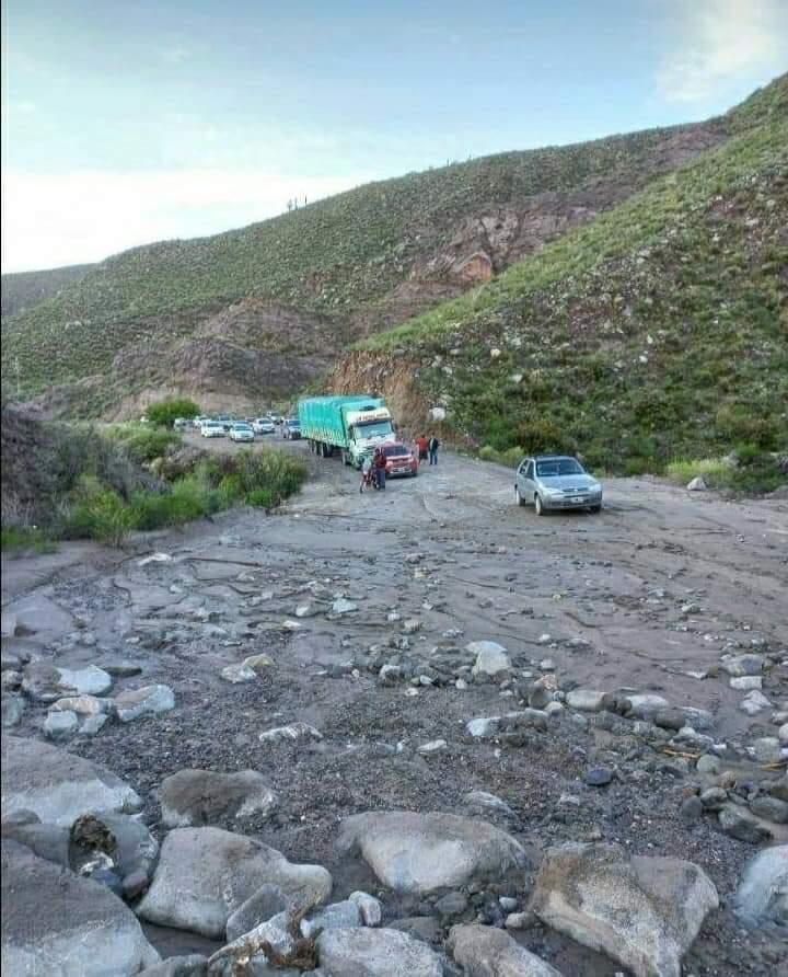 Por desmoronamientos de cerros, hay corte de ruta en el camino de los valles 
