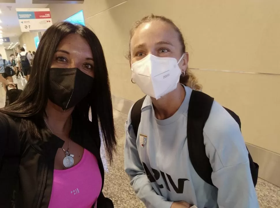 EN LA SALA DE EMBARQUE. Verónica Villafañe junto a Victoria Sauze, las dos representantes tucumanas que habrá en la Copa Panamericana.  