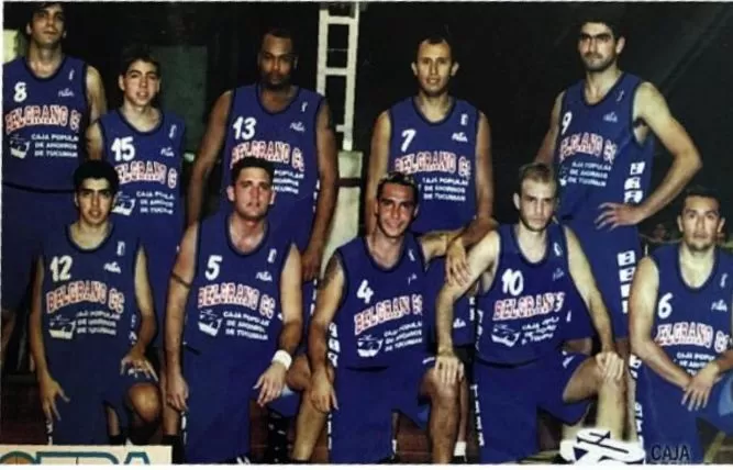 FIGURAS. Este es el plantel de Belgrano, que ascendió a Primera en 2000. 