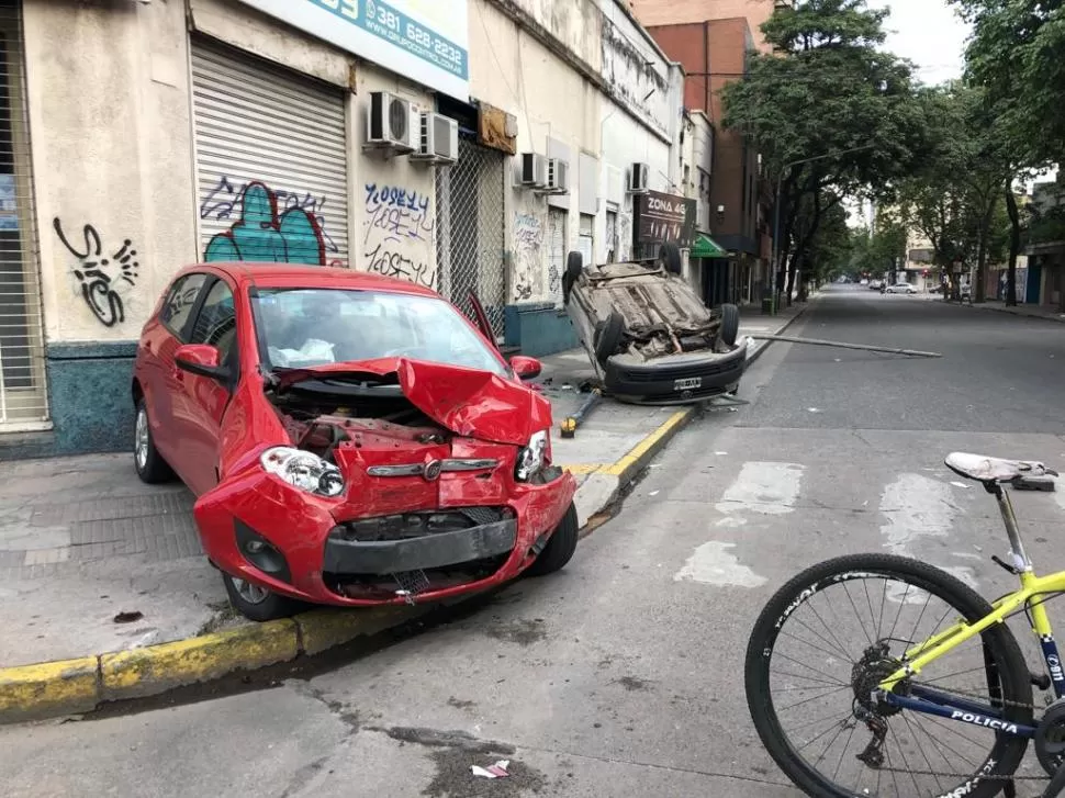 24 DE SEPTIEMBRE Y JUJUY. Dos vehículos chocaron, ambos terminaron sobre la vereda; uno de ellos volcado. Los pasajeros sufrieron heridas.  