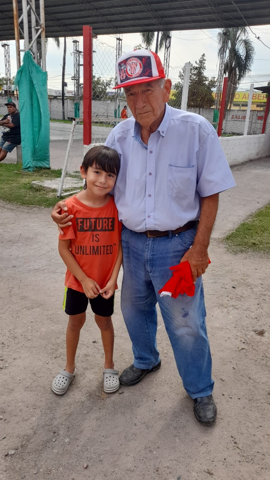 FALTÓ EL GOL PARA COMPLETAR LA FIESTA. El público de Bella Vista le puso color a la tórrida y nublada tarde, pero no pudo festejar. Todavía queda la revancha. 