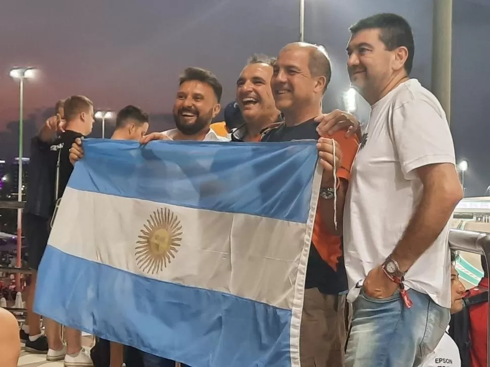 VIAJERO. Carlos Pinello (2° desde la izquierda), con un grupo de turistas. 