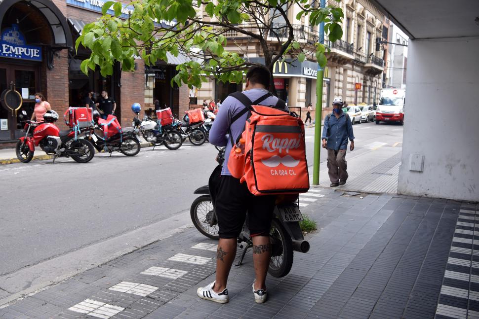 LA CILINDRADA NO IMPORTA. Hay motocicletas de todos los tamaños afectadas al servicio de entrega a domicilio de productos.