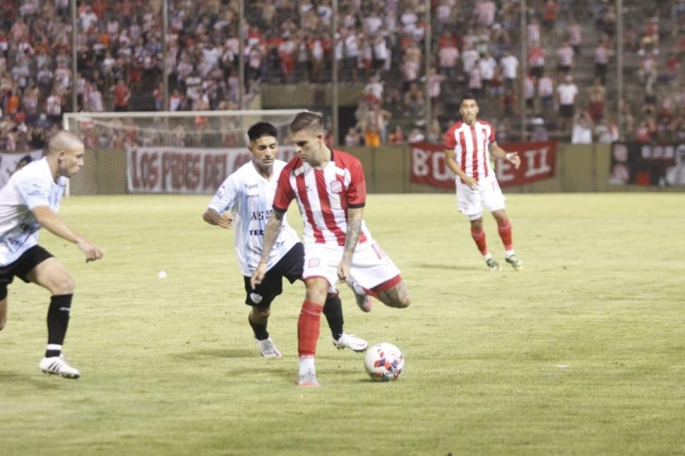 EMPIEZA A MOSTRAR SU JUEGO. El ex Platense Pérez realizó varias gambetas en el duelo ante Gimnasia y Tiro. Pudo disputar 45 minutos   