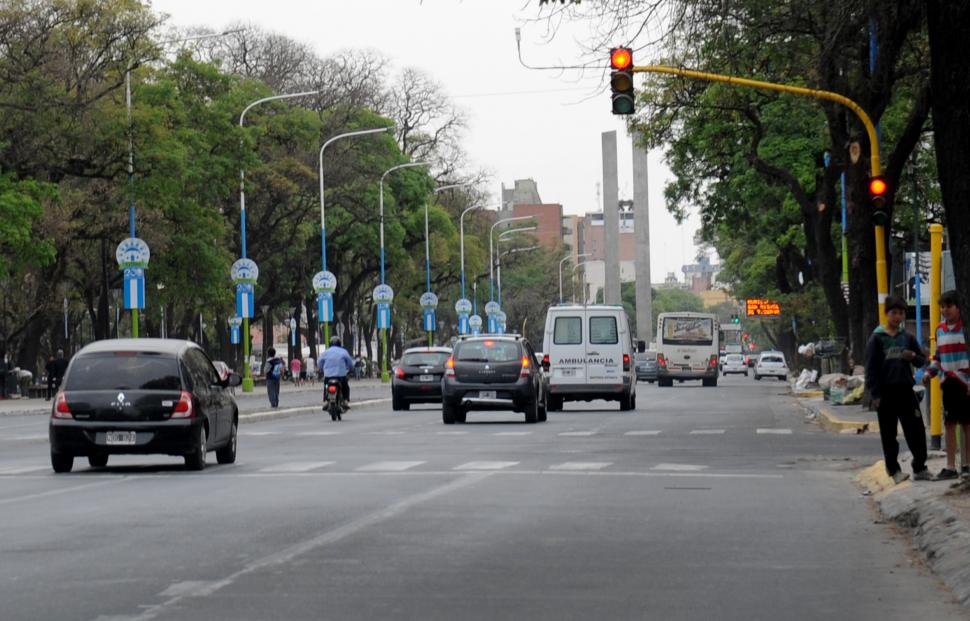 SEMÁFORO. Las mujeres respetan más las luces de paso que los varones.  