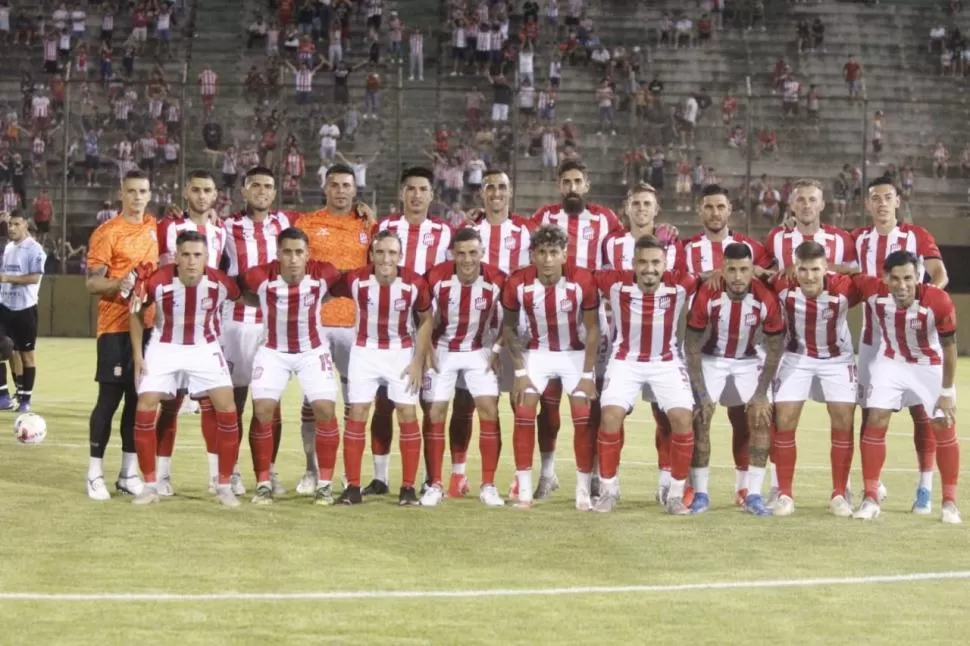 TODOS UNIDOS. En la previa al primer amistoso, el equipo titular de San Martín posó para la foto e incluyó a todo el plantel fotos prensa san martín e instagram  