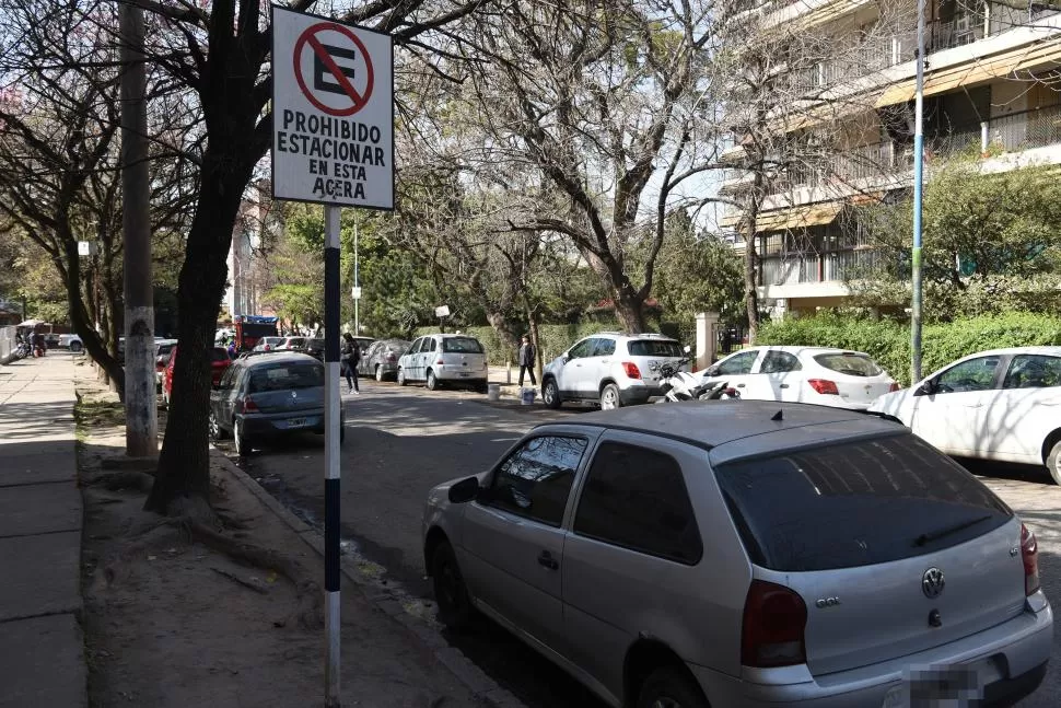 UNA TÍPICA INFRACCIÓN DE TRÁNSITO. Estacionar el auto en lugares prohibidos o fuera de los horarios permitidos es la fuente principal de multas. la gaceta / fotos de josé nuno