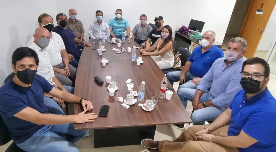 EN LA CABECERA DE LA MESA. Roberto Sánchez (camisa blanca al fondo) ayer con dirigentes del PRO. TWITTER @RSanchezOK