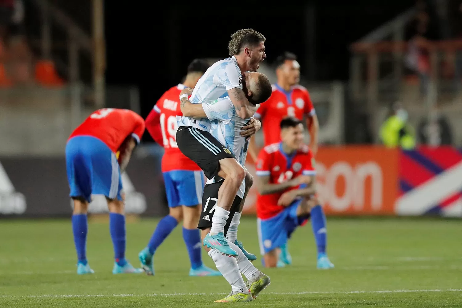 DESAHOGO. De Paul celebra con Otamendi en el final del partido. REUTERS