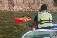 En medio de la tormenta, encontraron a un joven que hacía kayak en El Cadillal pidiendo auxilio 