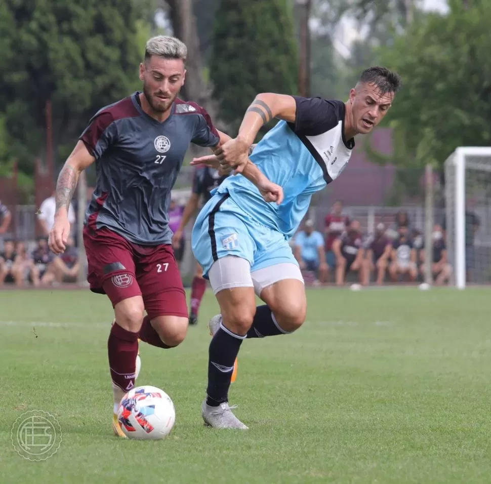 ESFUERZO. Augusto Lotti disputa la tenencia de la pelota ante un jugador rival. 