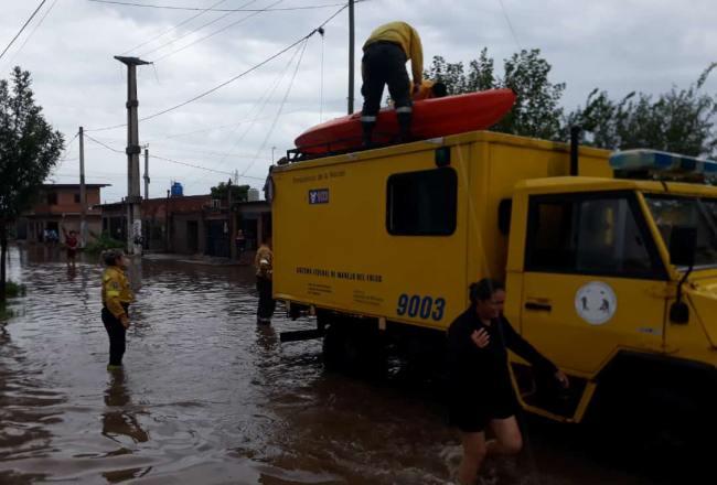 Personal de Defensa Civil ayudó en la asistencia en los barrios que sufrieron las inclemencias climáticas.