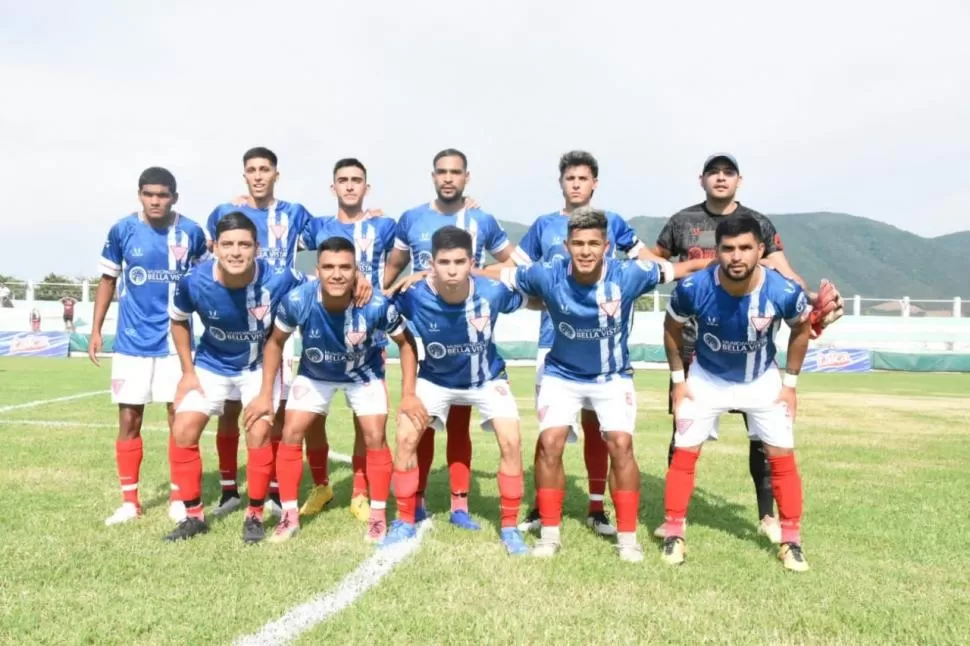 POR LA VICTORIA Una de las formaciones de los “Gauchos” durante la disputa del actual certamen amateur nacional de ascenso.  