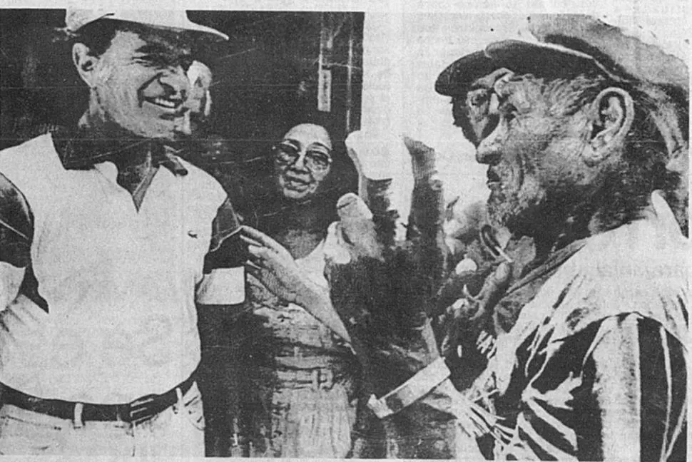 VISITANDO LA ZONA ROJA. El ex presidente Carlos Menem confirmó en febrero de 1992 la llegada del mal al país.