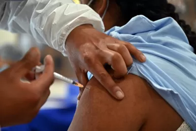 A quiénes se le aplicaría la cuarta dosis de la vacuna contra el coronavirus