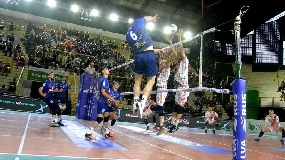 SALTOS Y REMATES. Dos acciones que mantuvieron en vilo al público presente en Villa Luján. TWITER @VOLEYACLAV 